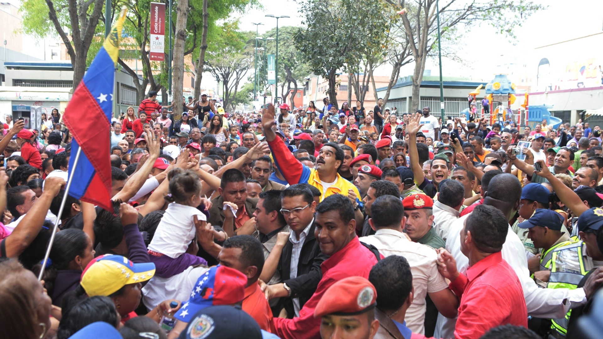 16.mar.2013 - Nicolás Maduro, presidente interino da Venezuela e candidato às eleições de 14 de abril, convocadas após a morte de Hugo Chávez, cumprimenta eleitores durante campanha em Caracas - Palácio de Miraflores/EFE