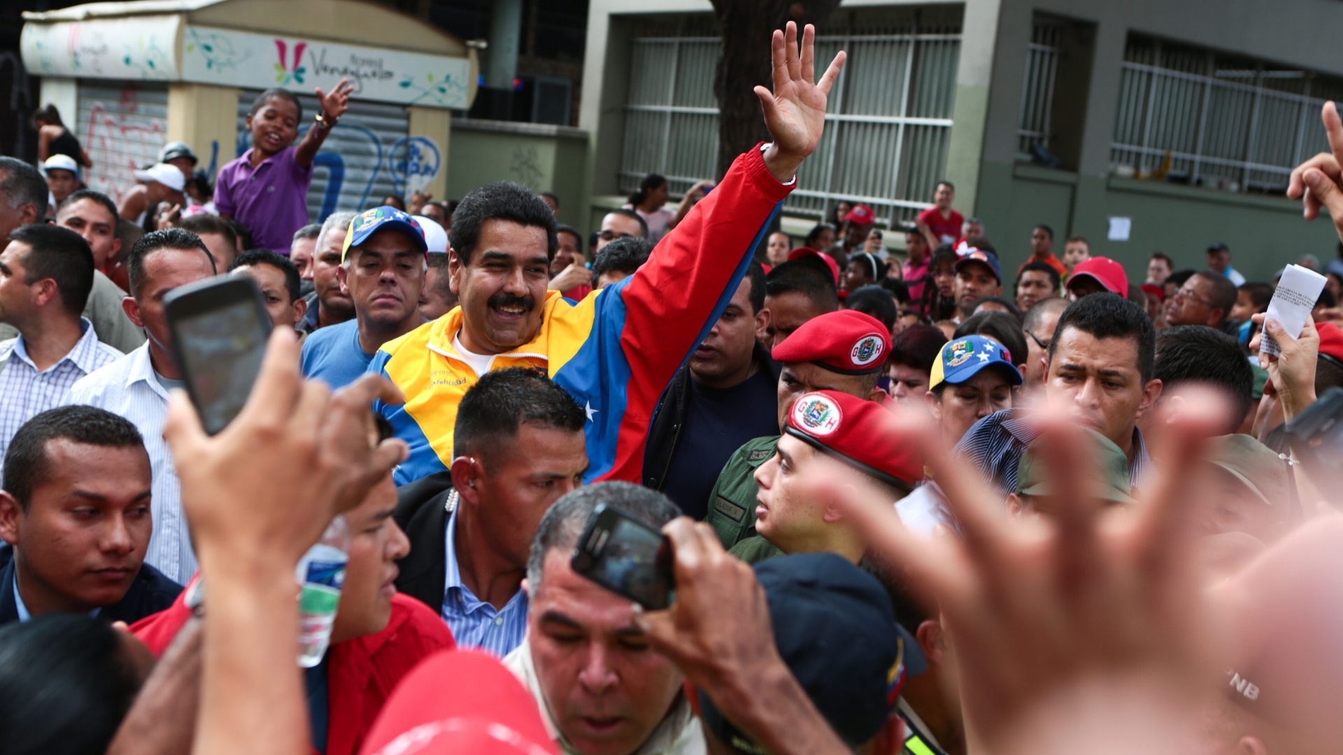 16.mar.2013 - Nicolás Maduro, presidente interino da Venezuela e candidato às eleições de 14 de abril, convocadas após a morte de Hugo Chávez, cumprimenta eleitores durante campanha em Caracas - Palácio de Miraflores/EFE