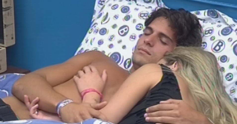 17.mar.2013 - Fernanda chora abraçada com André após formação do paredão que colocou os dois na berlinda