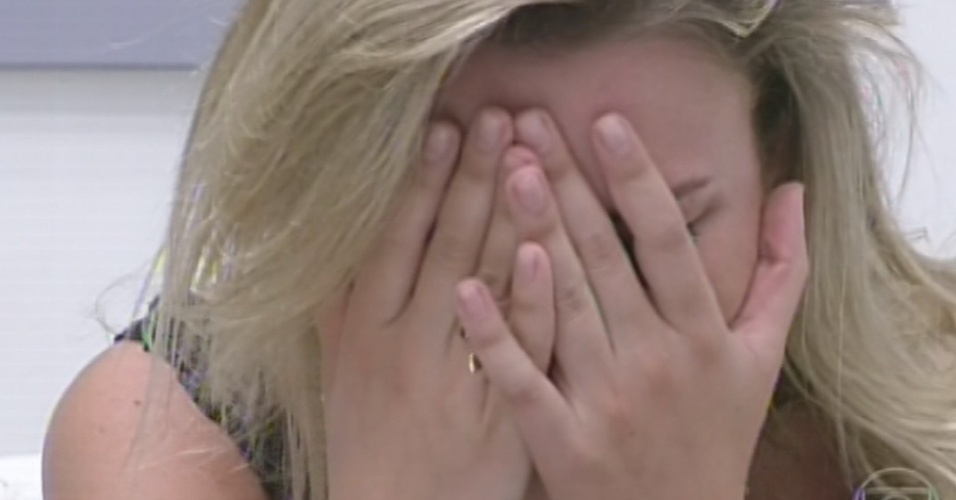 17.mar.2013 - Fernanda chora ao descobrir que está no décimo segundo paredão do "BBB13" com André
