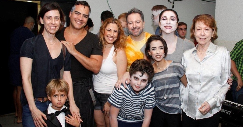 17.mar.2013 - Fernanda Montenegro e sua filha Fernanda Torres visitam bastidores do musical "Família Addams", no Rio de Janeiro 
