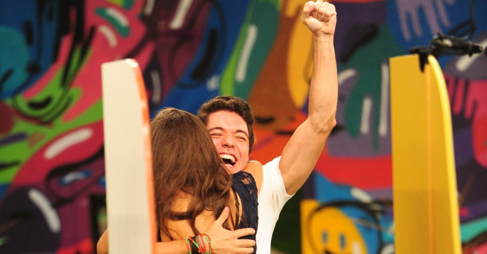 17.mar.2013 - Nasser dá abraço em Andressa após vencer a prova do líder