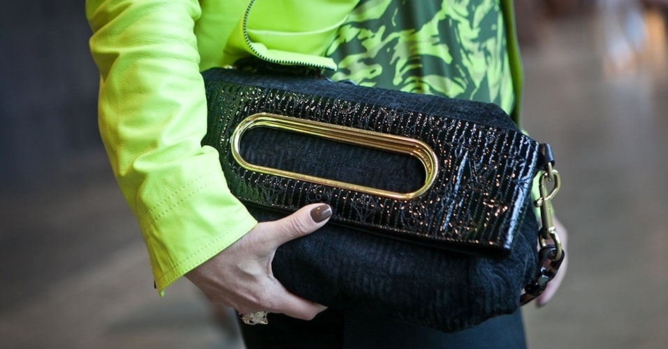 18 mar. 2013 - Detalhe da bolsa Louis Vuitton da consultora Patrícia Brandão - Patrícia Araújo/UOL