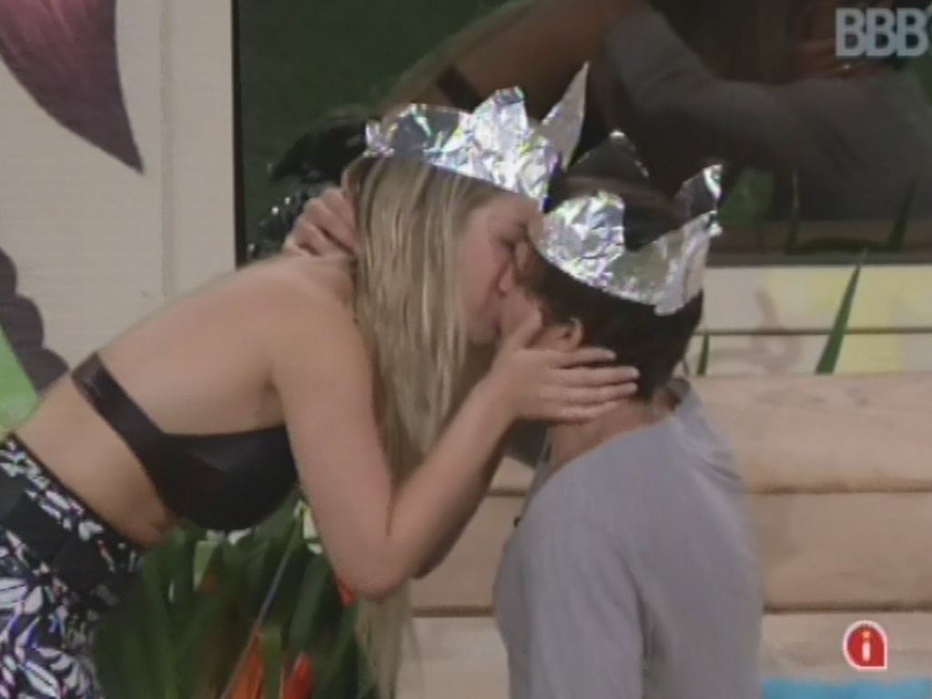 18.mar. 2013 - Com suas coroas de papel alumínio, Fernanda e André trocam beijos na área externa da casa
