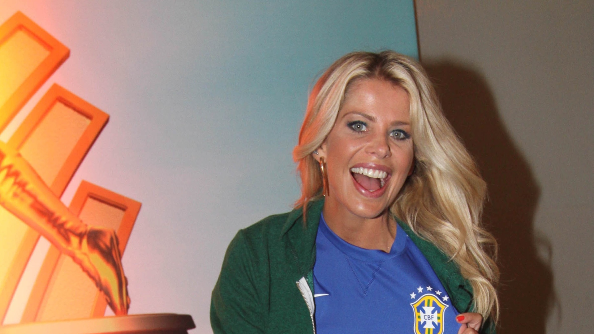 18.mar.2013 - A atriz Karina Bacchi participa de coletiva de imprensa em São Paulo sobre o reality show "Menino de Ouro", do SBT, que estreia no próximo domingo (24), às 10h. Foram 13 mil inscritos no site e 700 crianças foram selecionadas para as peneiras. Destas, apenas 22 continuarão ao longo dos 12 episódios programados para a temporada. - Léo Franco/AgNews