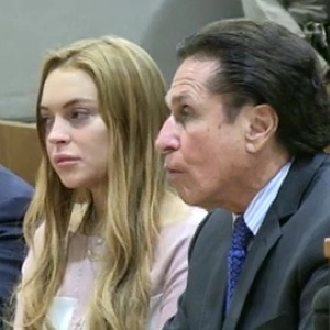 A atriz Lindsay Lohan ouve sua sentença por ter causado acidente de carro ao lado dos advogados 