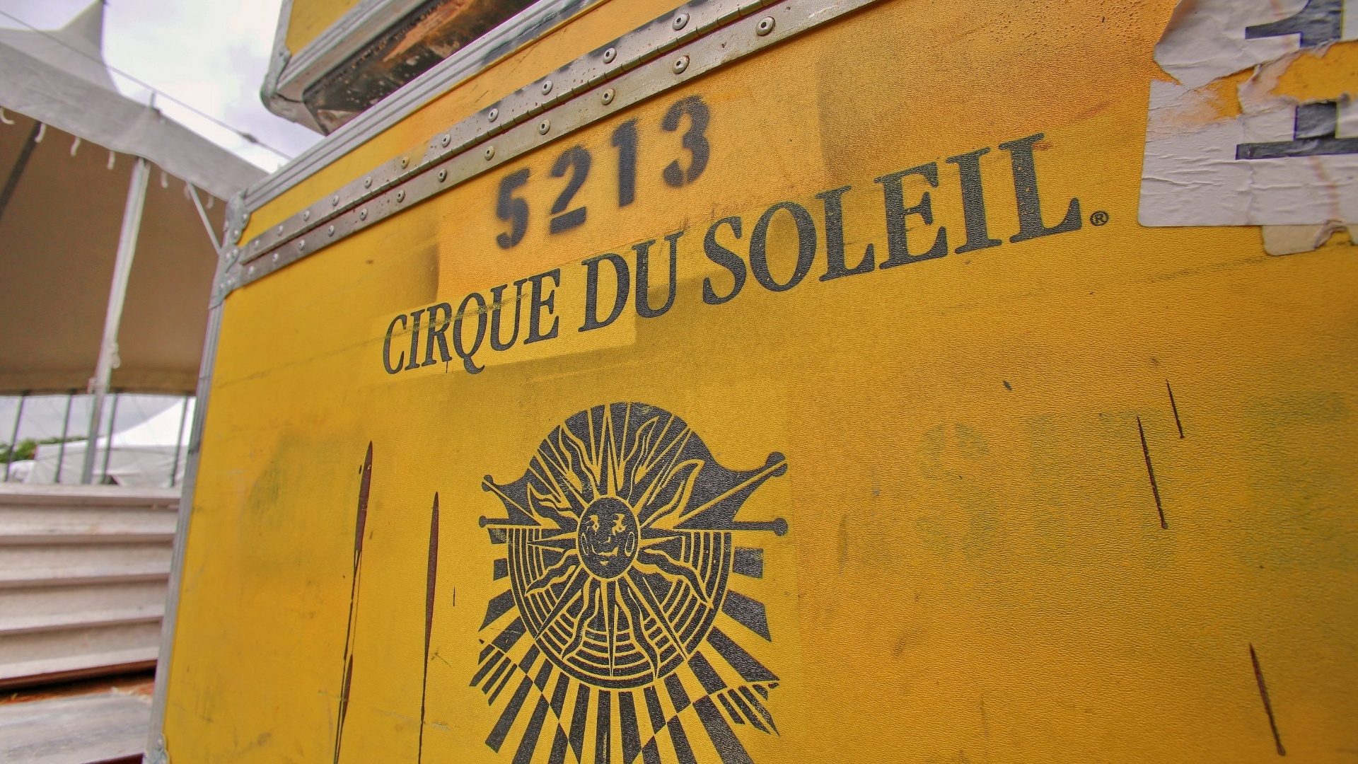 18.mar.2013 - A montagem da estrutura que vai abrigar o espetáculo "Corteo" do Cirque du Soleil foi iniciada no Parque Villa Lobos, em São Paulo, com a presença de 60 funcionários e mais de 100 hastes de aço sendo montadas - Divulgação