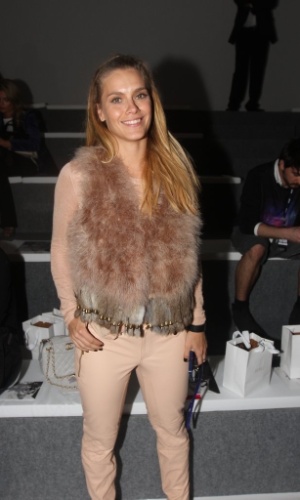 18.mar.2013 - Carolina Dieckmann prestigiou o primeiro dia da São Paulo Fashion Week Verão 2014 que acontece na Bienal, em São Paulo