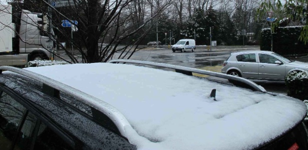 Carros em frente ao hotel da seleção, em Genebra, amanheceram cobertos de neve