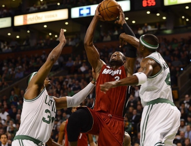 18.mar.2013 - Dwayne Wade, do Miami Heat, encara marcação de Paul Pierce e Jason Terry, do Boston Celtics - EFE/CJ GUNTHER
