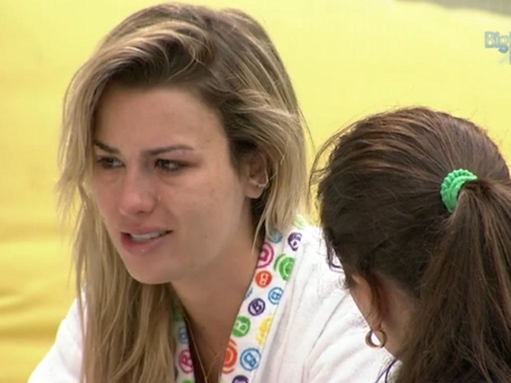 18.mar.2013 - Fernanda chora e revela a Andressa que gostaria de sentir raiva dela, mas não consegue