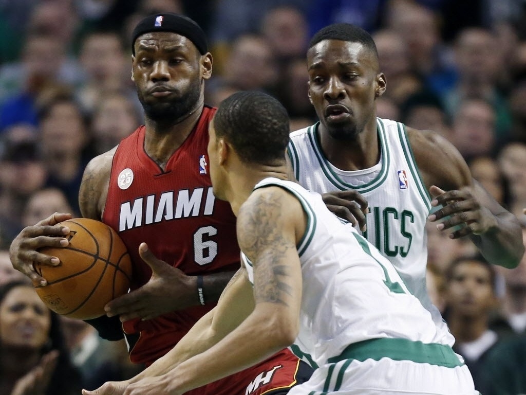 18.mar.2013 - LeBron James, do Miami Heat, encara Jeff Green e Courtney Lee do Boston Celtics - AP Photo/Michael Dwyer