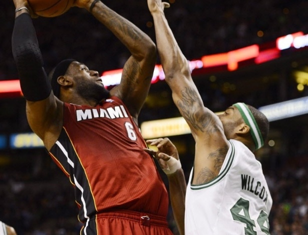 18.mar.2013 - LeBron James tenta marcar cesta no duelo entre Miami Heat e Boston Celtics - EFE/CJ GUNTHER