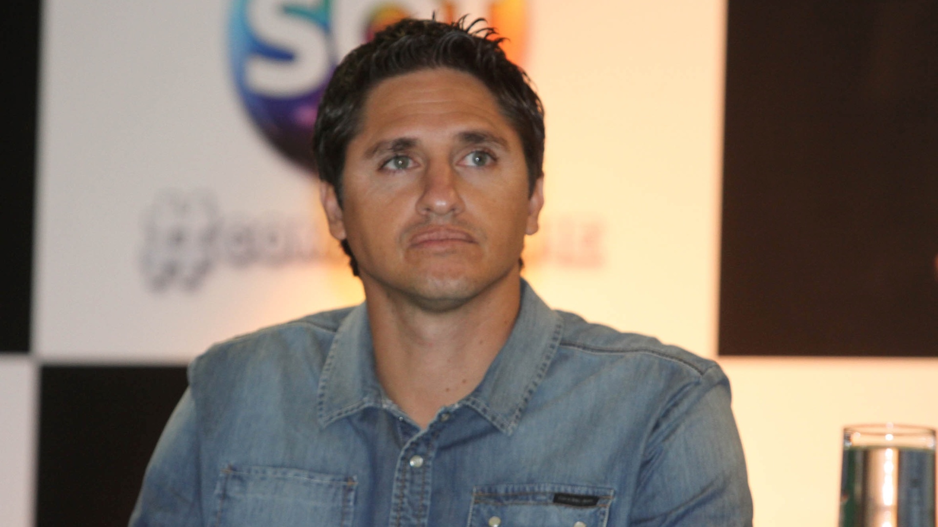 18.mar.2013 - O ex-volante Edmílson participa de coletiva de imprensa em São Paulo sobre o reality show "Menino de Ouro", do SBT, que estreia no próximo domingo (24), às 10h. Foram 13 mil inscritos no site e 700 crianças foram selecionadas para as peneiras. Destas, apenas 22 continuarão ao longo dos 12 episódios programados para a temporada. - Léo Franco/AgNews