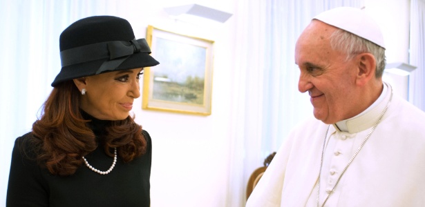 O papa Francisco encontra a presidente da Argentina, Cristina Kirchner, no Vaticano. O encontro com a compatriota foi o primeiro do sumo pontífice com chefes de Estado - Osservatore Romano/AFP