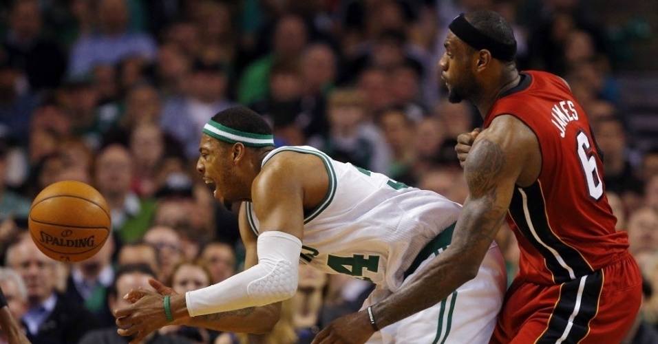 18.mar.2013 - Paul Pierce, do Boston Celtics, encara marcação de LeBron James, do Miami Heat - REUTERS/Brian Snyder