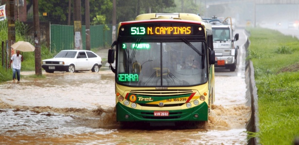 Pista lateral da BR-040 , em Santa Cruz da Serra, alagada  depois das chuvas - Gabriel de Paiva/Agência O Globo