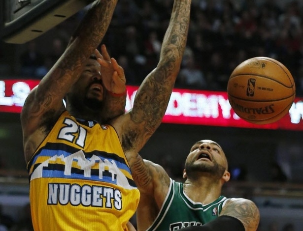 18.mar.2013 - Wilson Chandler, do Denver Nuggets, encara Carlos Boozer, do Chicago Bulls - REUTERS/Jim Young