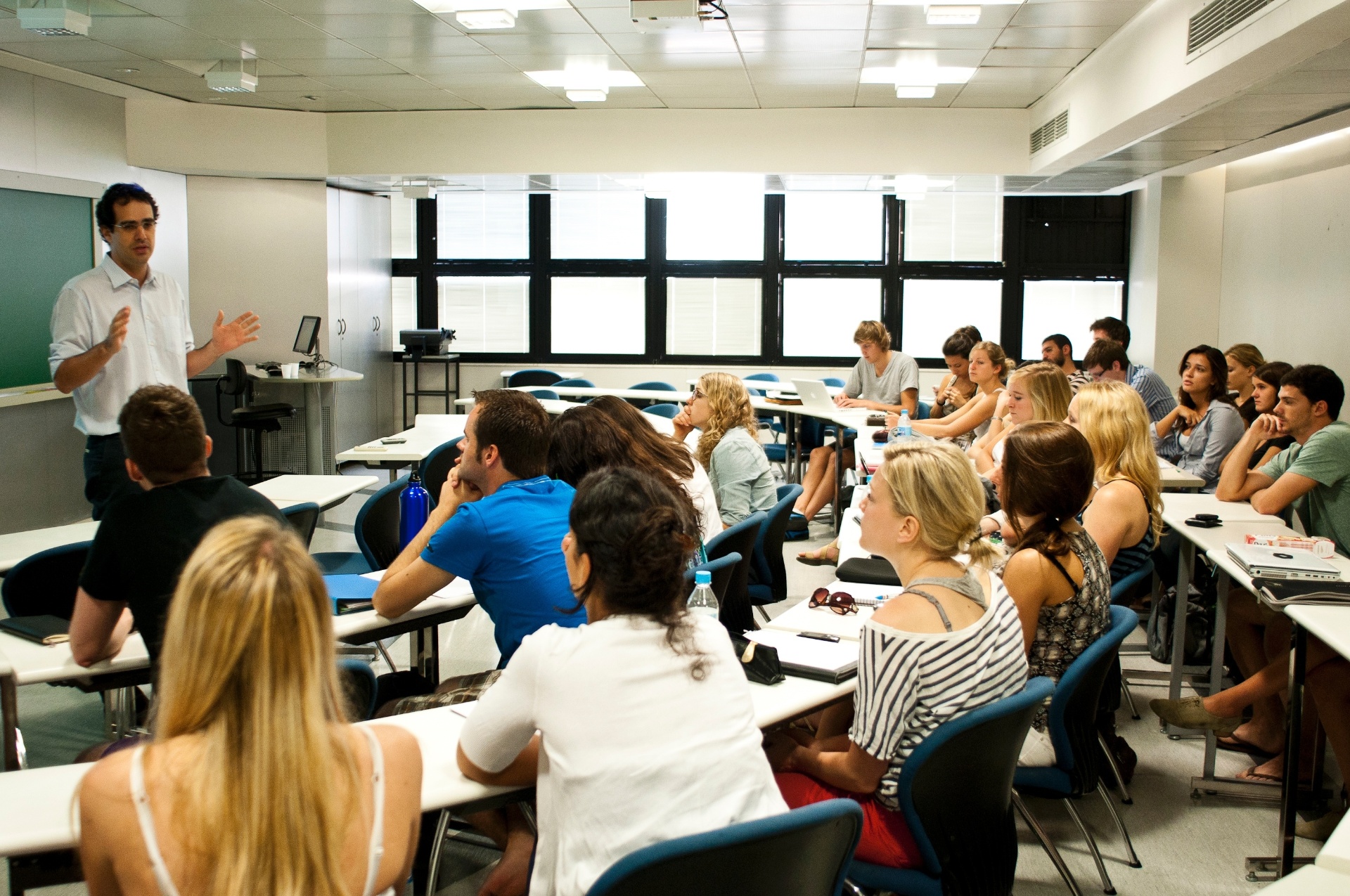 Aula de mestrado profissional com professor em sala de aula - Mateus Bruxel/Folhapress