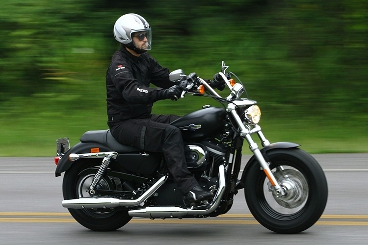 Harley-Davidson 1200 Custom CA e CB - Mario Villaescusa/Infomoto