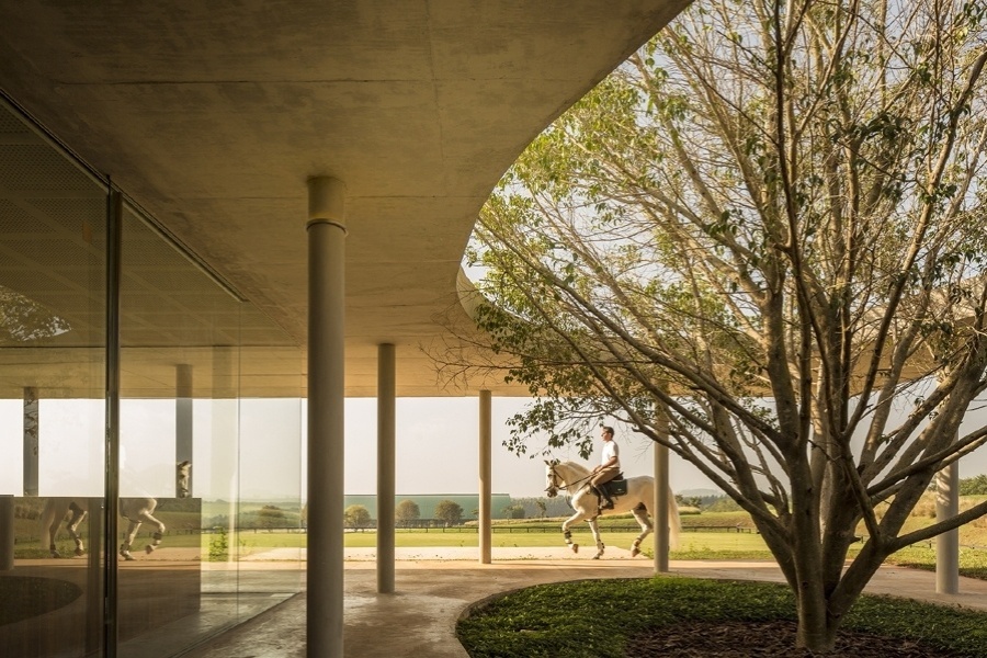 Sede do Centro Equestre da Fazenda Boa Vista, de 2011, projetada pelo arquiteto paulistano Isay Weinfeld - Fernando Guerra/ Divulgação