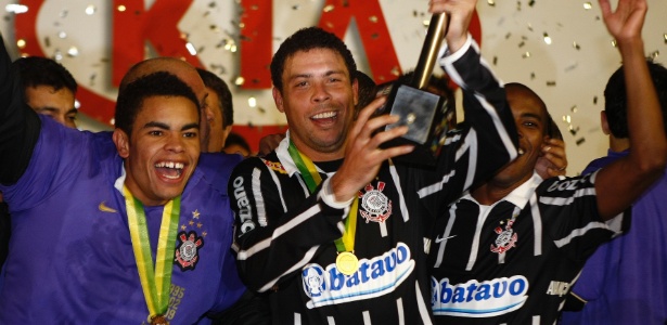 Corinthians de Ronaldo, em 2009, usou pela última vez a camisa listrada tradicional - lmeida Rocha/Folhapress