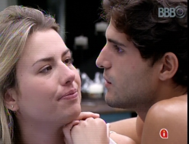 19.mar.2013 - André e Fernanda desejam sorte um ao outro