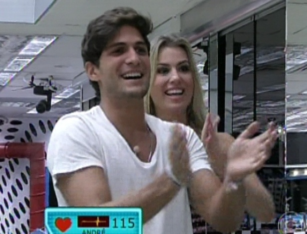 19.mar.2013 - André e Fernanda vêem seus familiares na 12° eliminação do "BBB13"