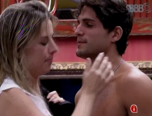 19.mar.2013 - André se emociona ao arrumar a mala e Fernanda pede para o "príncipe" não chorar