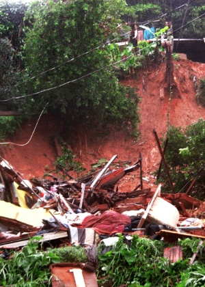 Casa desaba no bairro Quitandinha, em Petrópolis (RJ), após as chuvas que atingem a cidade serrana - Zulmair Rocha/UOL