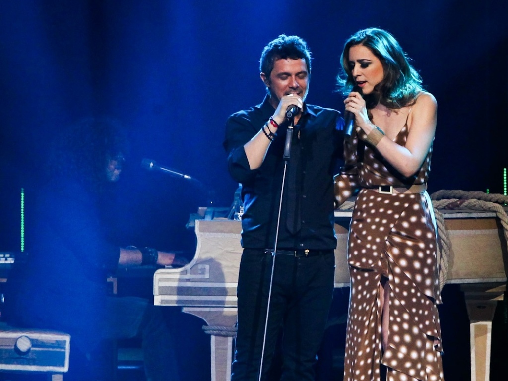 18.mar.2013 - O cantor espanhol Alejandro Sanz se apresenta com Roberta Sá no Credicard Hall, em São Paulo - Foto Rio News