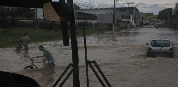 A chuva desta terça (19) alagou as ruas próximas ao Terminal de Vila Velha, região metropolitana de Vitória - Flávia Bernardes/UOL