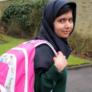 Malala volta às aulas em Birmingham, na Inglaterra, um mês e meio após ter sido submetida a uma cirurgia na cabeça - AFP/HO/Malala Press Office/Liz Cave
