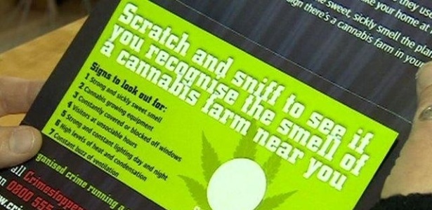 Panfleto distribuído pela polícia da Grã-Bretanha que libera odor de maconha ao ser raspado - Crimestoppers/BBC