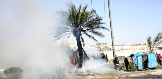 Bombeiros tentam controlar incêndio em veículo destruído, no local de atentando suicida com bomba - Wissm al-Okili/Reuters