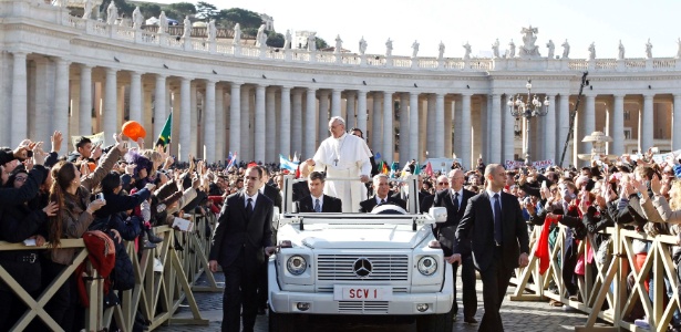 Durante desfile pela praça de São Pedro, no Vaticano, o papa Francisco dispensou o vidro de proteção do papamóvel para ficar mais próximo aos fiéis - Giampiero Sposito/Reuters