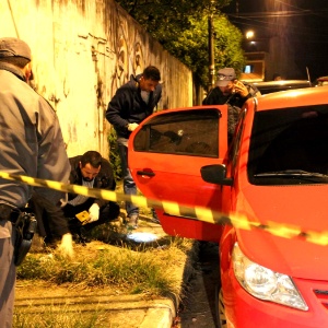 Legistas analisam cena do crime onde soldado da PM foi assassinado a tiros em Diadema, Grande SP - Nivaldo Lima/Futura Press