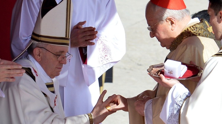 Em maio de 2013, o papa Francisco recebeu das mãos do então cardeal camerlengo, Angelo Solano, o seu anel do pescador, que simboliza o compromisso, a entrega e a dedicação do pontífice à Igreja Católica Em maio de 2013, o papa Francisco recebeu das mãos do então cardeal camerlengo, Angelo Solano, o seu anel do pescador, que simboliza o compromisso, a entrega e a dedicação do pontífice à Igreja Católica