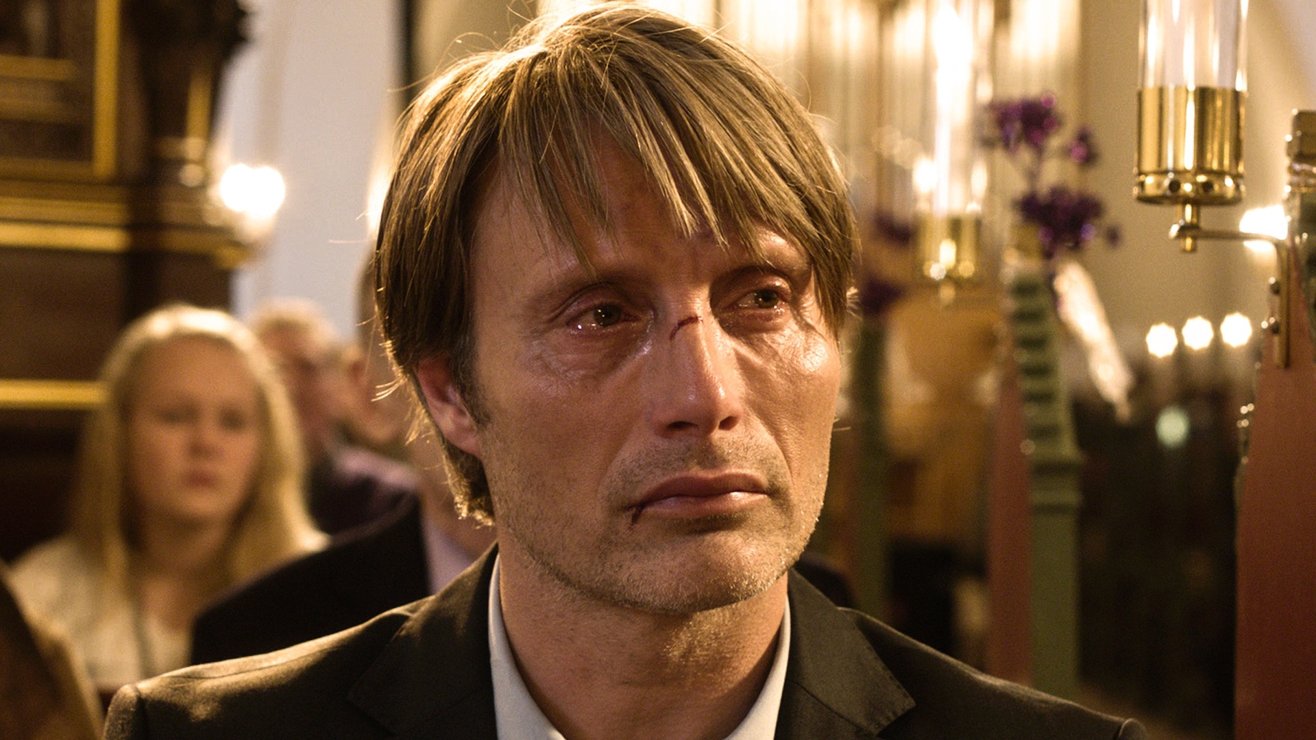 Cena do filme dinamarquês "A Caça", de Thomas Vinterberg, estrelado por Mads Mikkelsen. Na trama, um homem tenta reconstruir a vida após um divórcio conturbado, que culminou com a perda da guarda do filho. Trabalhando em uma creche, o homem tem sua rotina de recuperação quebrada quando uma menina de cinco anos comunica à diretora da instituição que ele havia lhe mostrado partes íntimas. - Divulgação / Califórnia Filmes