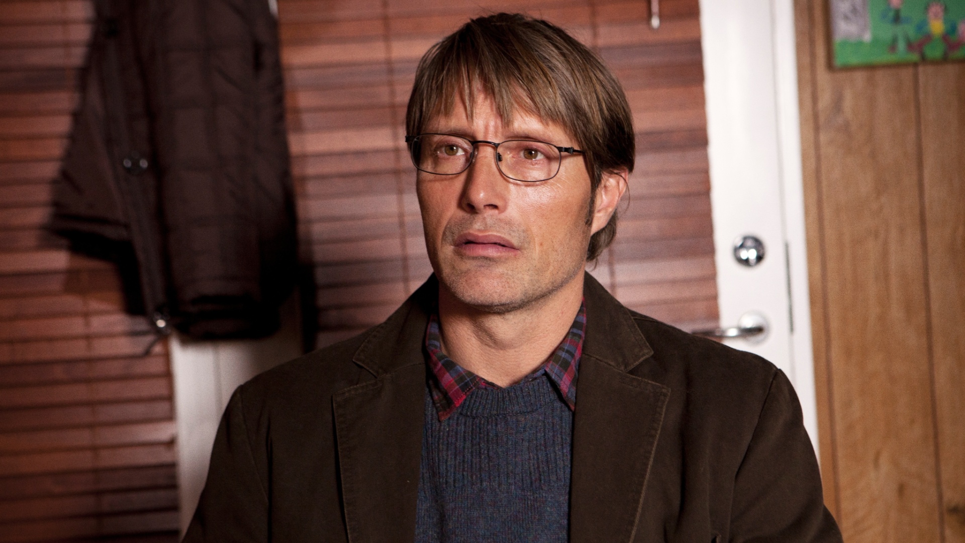 Cena do filme dinamarquês "A Caça", de Thomas Vinterberg, estrelado por Mads Mikkelsen. Na trama, um homem tenta reconstruir a vida após um divórcio conturbado, que culminou com a perda da guarda do filho. Trabalhando em uma creche, o homem tem sua rotina de recuperação quebrada quando uma menina de cinco anos comunica à diretora da instituição que ele havia lhe mostrado partes íntimas. - Divulgação / Califórnia Filmes