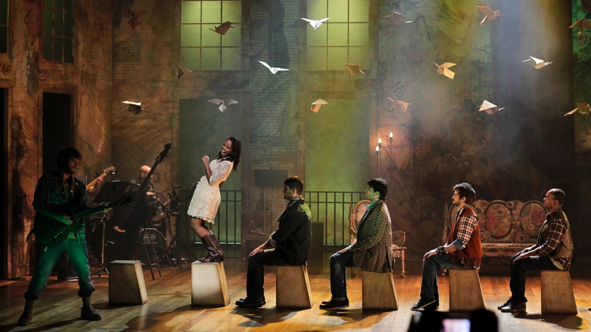 Cena do musical "Nada Será como Antes", com canções do compositor brasileiro Milton Nascimento. O espetáculo não conta com dramaturgia, trama ou personagens, mas traz 48 músicas do mineiro, dispostas em quatro atos, cada um para representar uma estação do ano. - Fernando Donasci / UOL