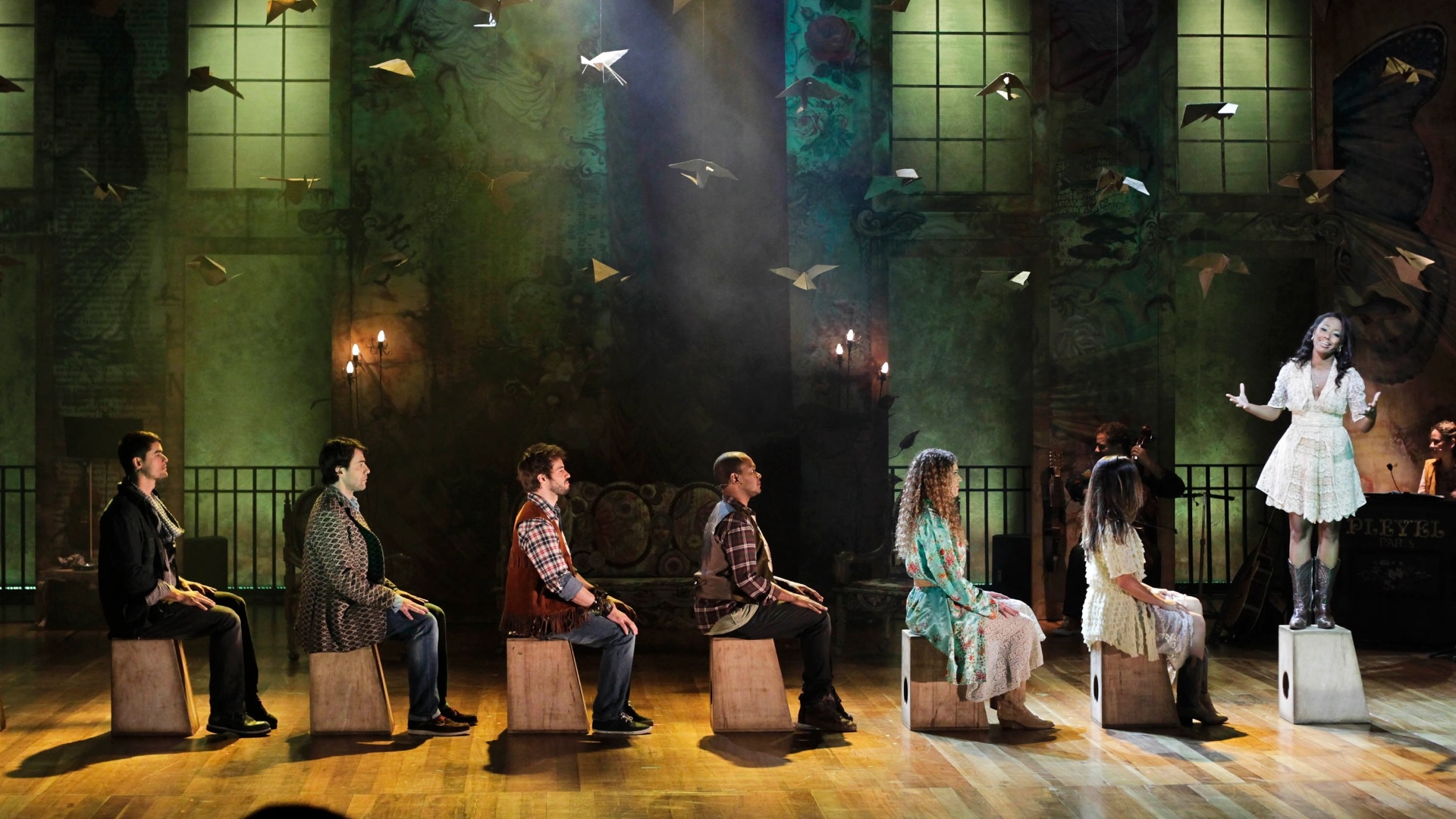 Cena do musical "Nada Será como Antes", com canções do compositor brasileiro Milton Nascimento. O espetáculo não conta com dramaturgia, trama ou personagens, mas traz 48 músicas do mineiro, dispostas em quatro atos, cada um para representar uma estação do ano. - Fernando Donasci / UOL