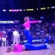 Cheerleader escorrega, bate a cabeça e sai desacordada de jogo da NBA; veja