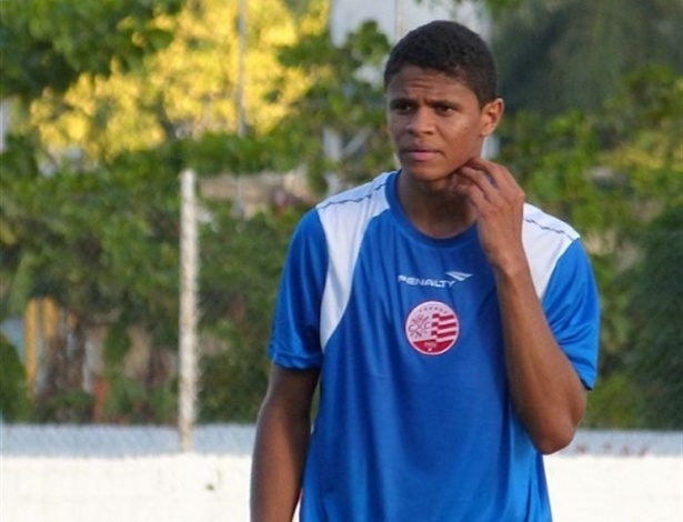 O lateral esquerdo Douglas Santos realiza um treino pelo Náutico