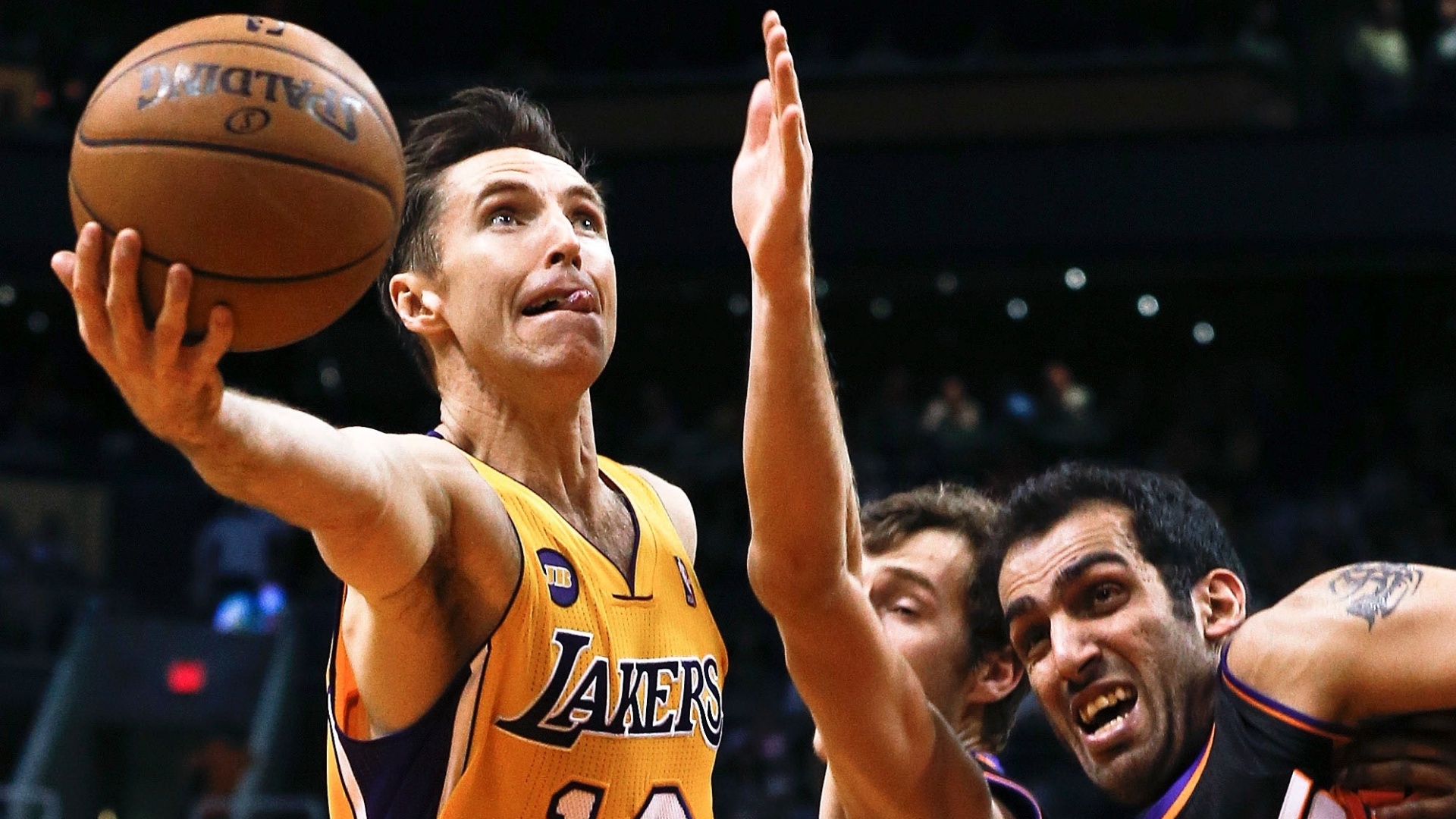 Sem Kobe, lesionado, Nash (e) tentou conduzir os Lakers à vitória contra seu ex-time, mas o Los Angeles acabou perdendo para os Suns por 99 a 76 nesta segunda - AP/Ross D. Franklin