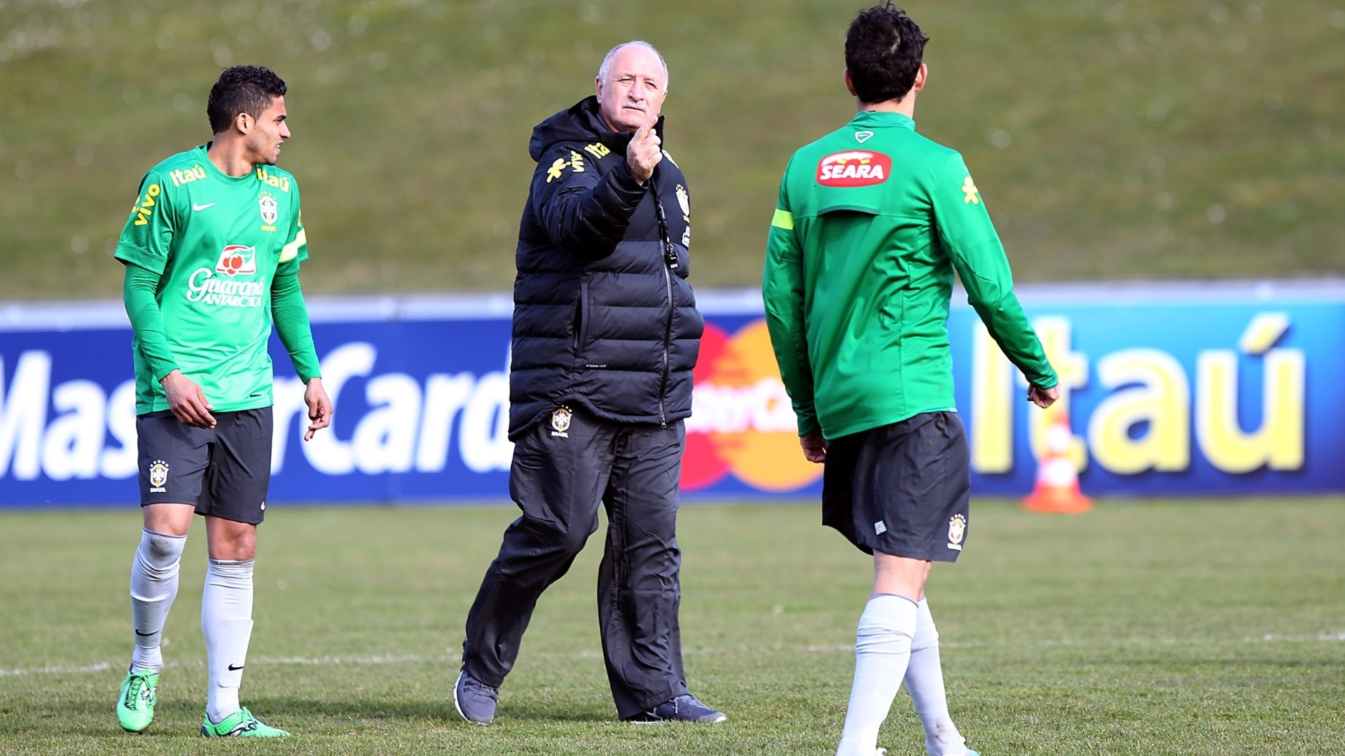Treinador Felipão passa instruções durante treino da seleção na Suíça
