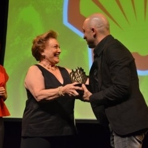 18.mar.2013 - Nicette Bruno, convidada especial do evento, recebe prêmio durante a cerimônia - Léo Marinho e Alex Palarea/AgNews