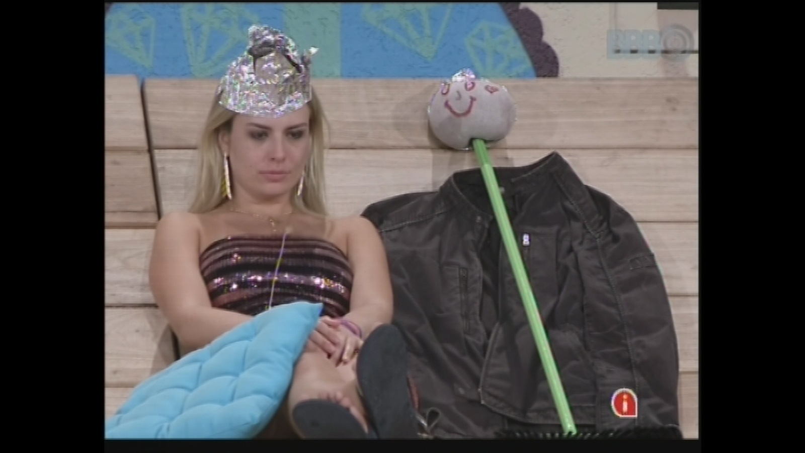 19.mar.2013 - Fernanda senta ao lado do boneco que representa André, eliminado da noite