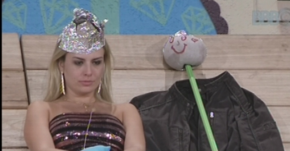 19.mar.2013 - Fernanda senta ao lado do boneco que representa André, eliminado da noite