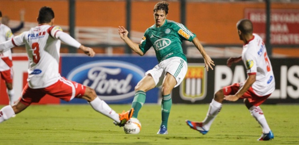 Atacante Kleber, do Palmeiras, tenta o passe cercado por dois marcadores - Fernando Donasci/UOL